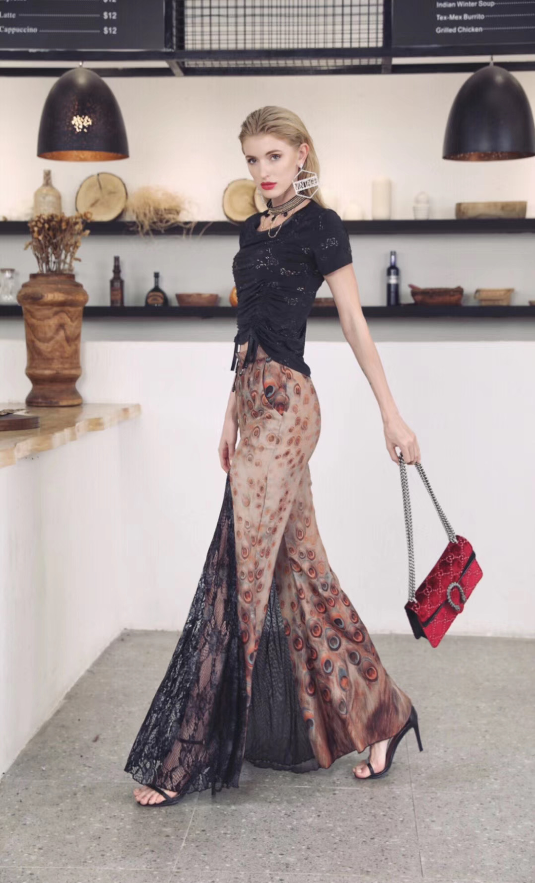 领秀有限责任公司创始于2008年,是一家以设计,生产,销售中高端流行