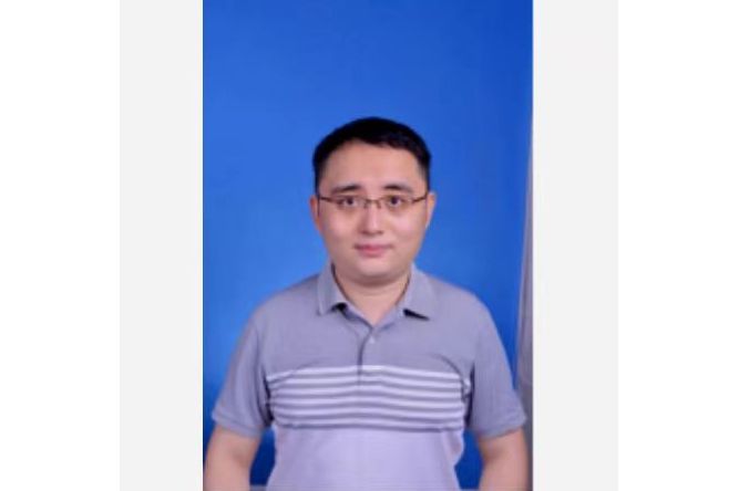 山东青岛人,现任 a target="_blank" href="/item/青岛大学/232405"