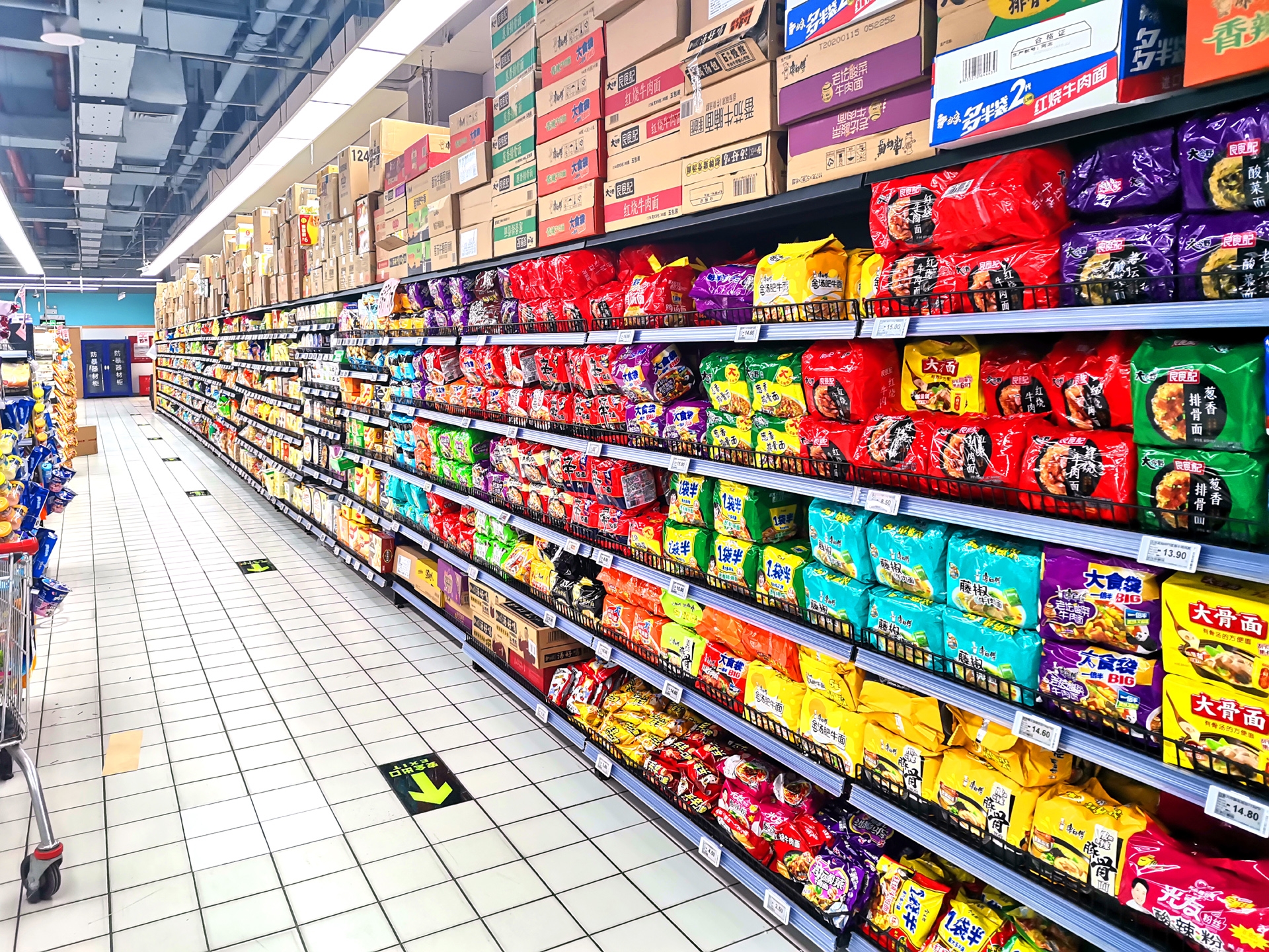 商品开放陈列,顾客自我选购,排队收银结算,以经营 a target="_blank"