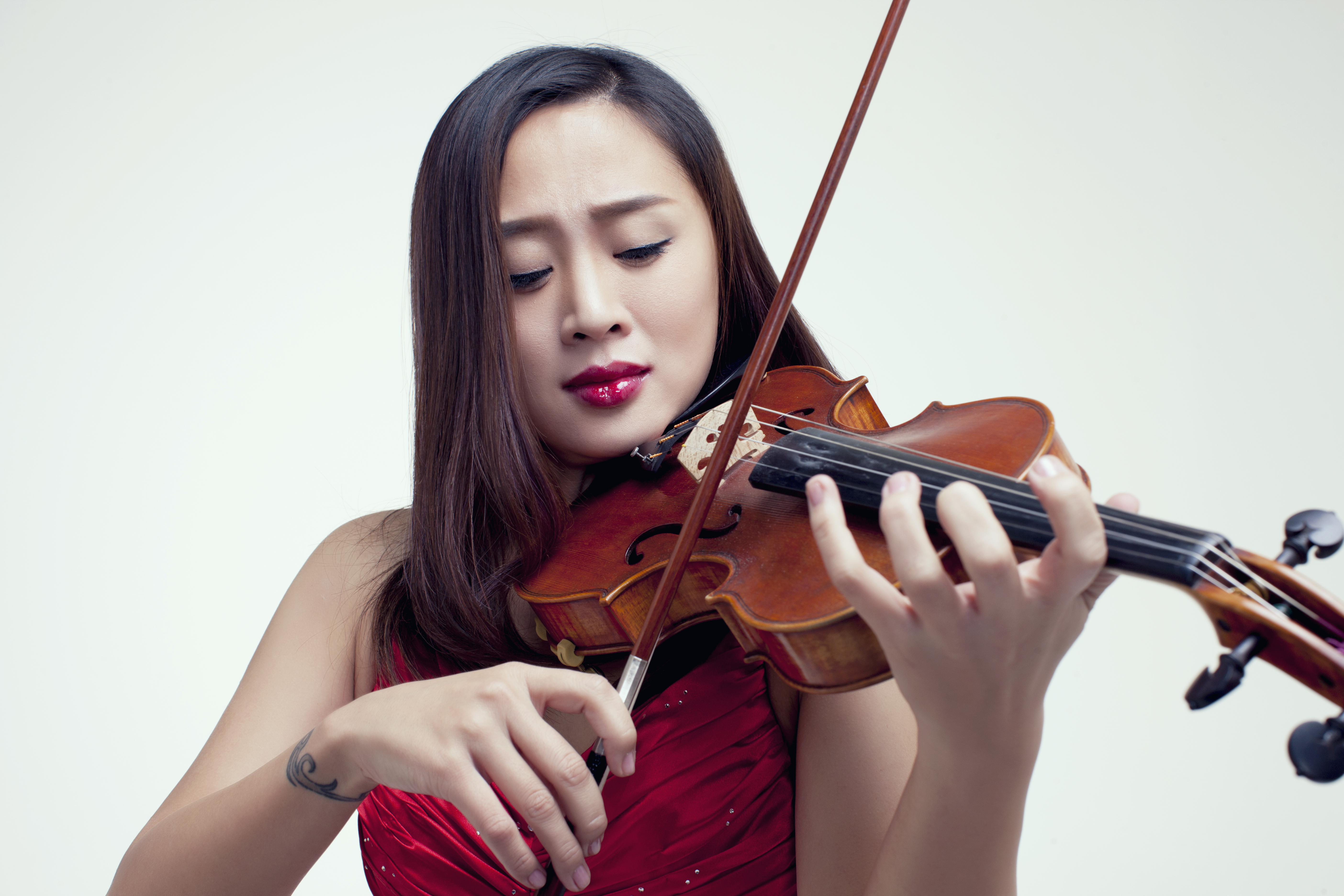  p data-id="2f98d5r0ptk">杨依诺,又名杨璟,世界首位五弦中提琴演奏