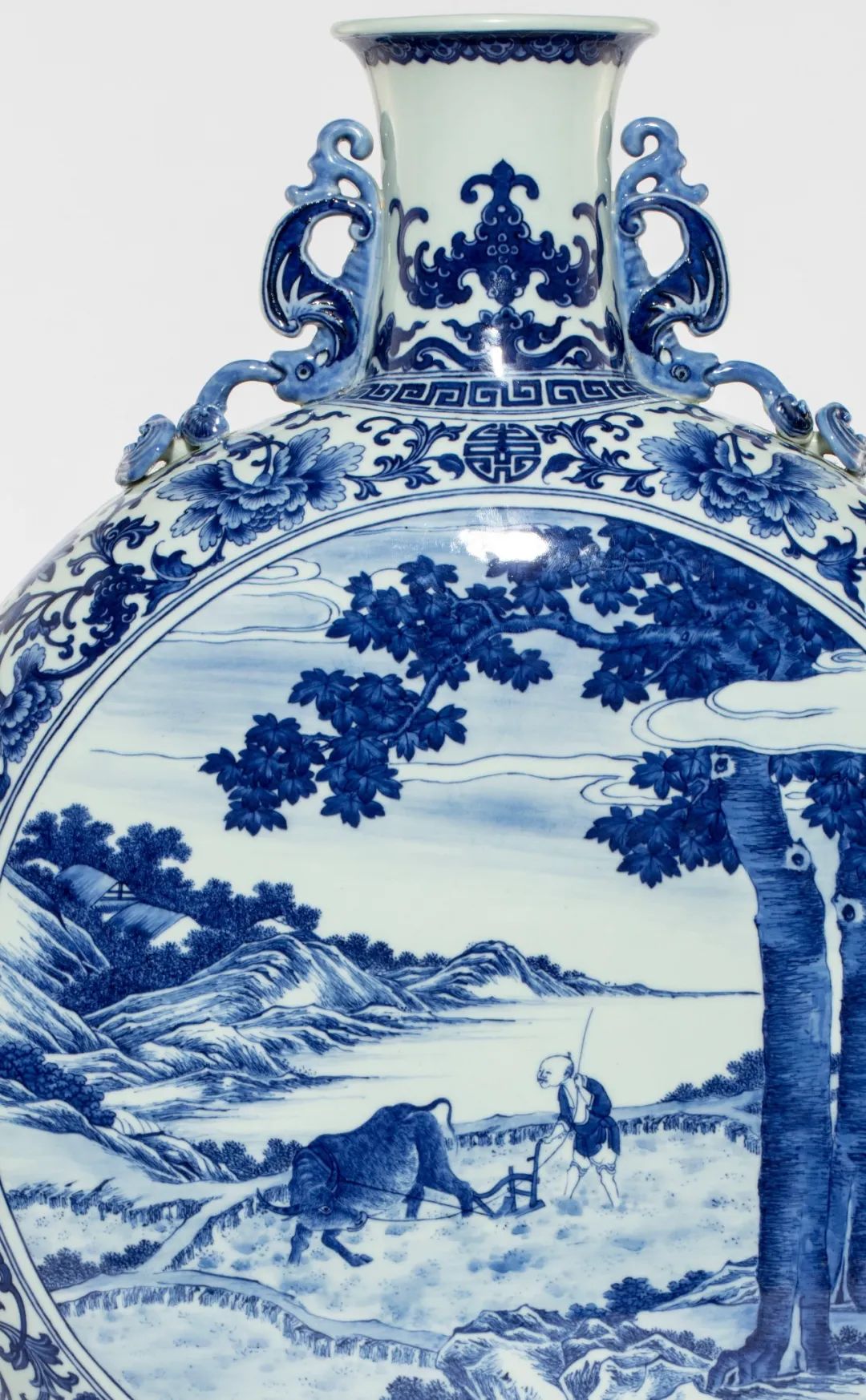 乾隆盛世的农耕理想——青花“春耕图”福寿如意抱月瓶赏析_百科TA说