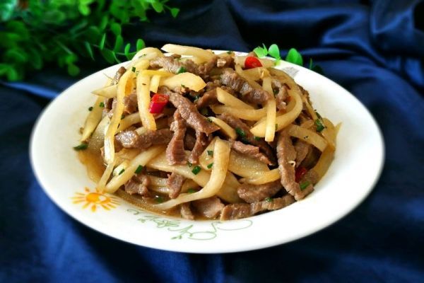  p>白萝卜炒牛肉是一道由牛肉,白萝卜等食材制成的菜肴. /p>