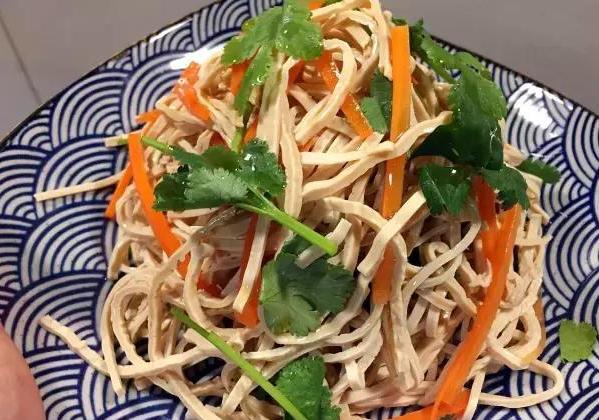  p>香菜拌云丝是一道由干云丝,香菜,麻油等做成的美食. /p>