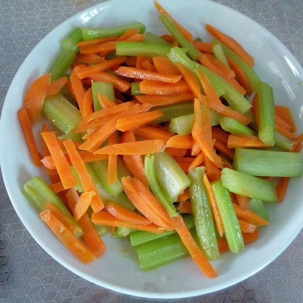 胡萝卜炒芹菜