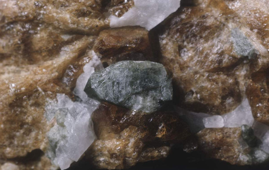  p>黄长岩类(melilitites)主要是由黄长石和辉石(有时包括钙钛矿)组成