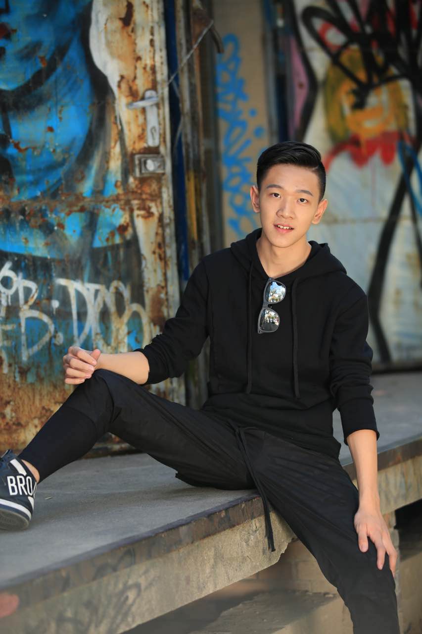 id="go12z7737n">张琛,1999年11月27日出生于北京,中国内地男演员