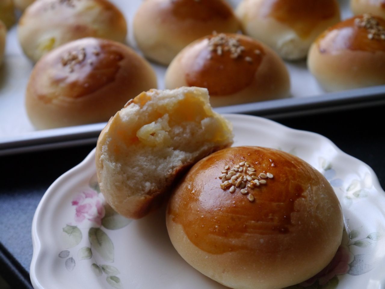  p>奶黄小面包是以高筋面粉,水为主料制作的食品. /p>