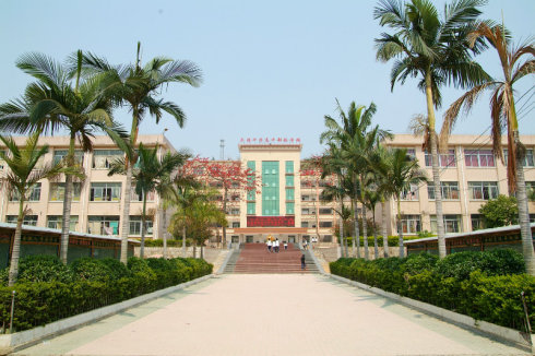  p>民德中学(又名普宁市第十一中学)位于浮山南麓广东省揭阳市普宁市