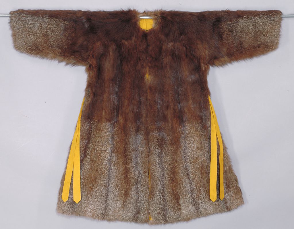 明黄江绸黑狐皮端罩