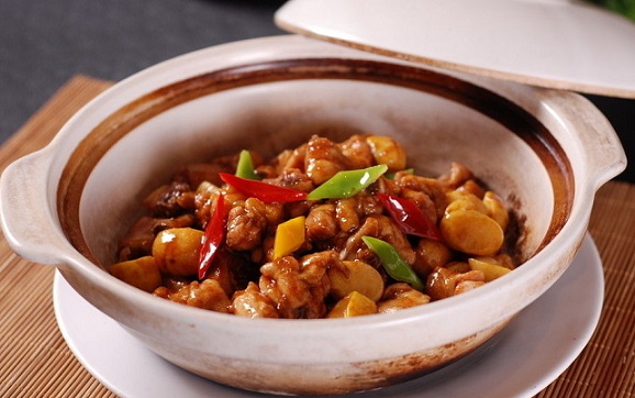 板栗焖鸡是一道菜品,主料是草鸡,板栗,辅料是老抽酱油,黄酒,红烧汁