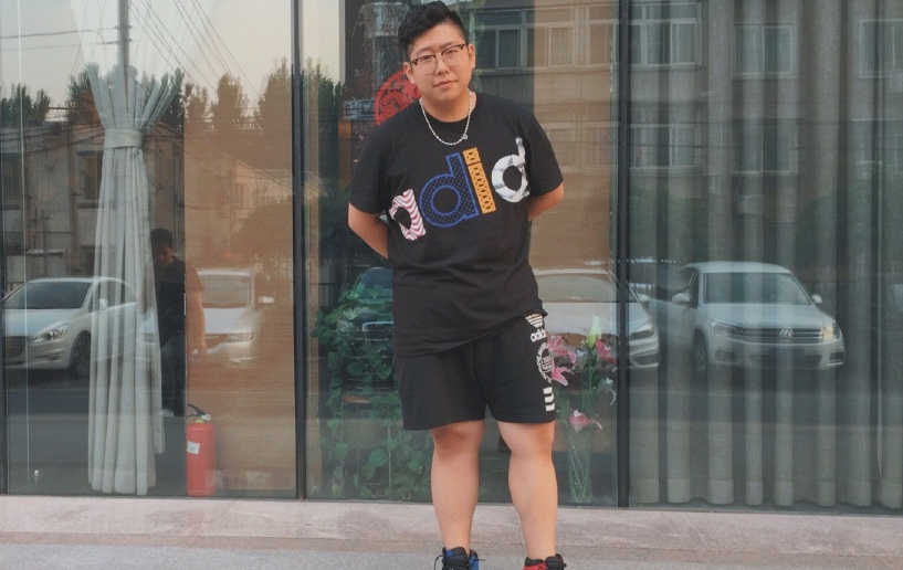  p>张艺文,演员,中国内地影视男演员,1994年5月27日出生于北京市,满族