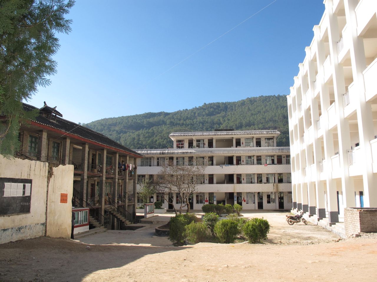 凤庆县诗礼中学位于 a target="_blank" href="/item/诗礼乡/1020931"