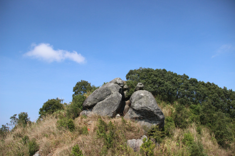  p>石狗岭是广东信宜市名山之一,是信宜旧八景之"龙窖晴烟".