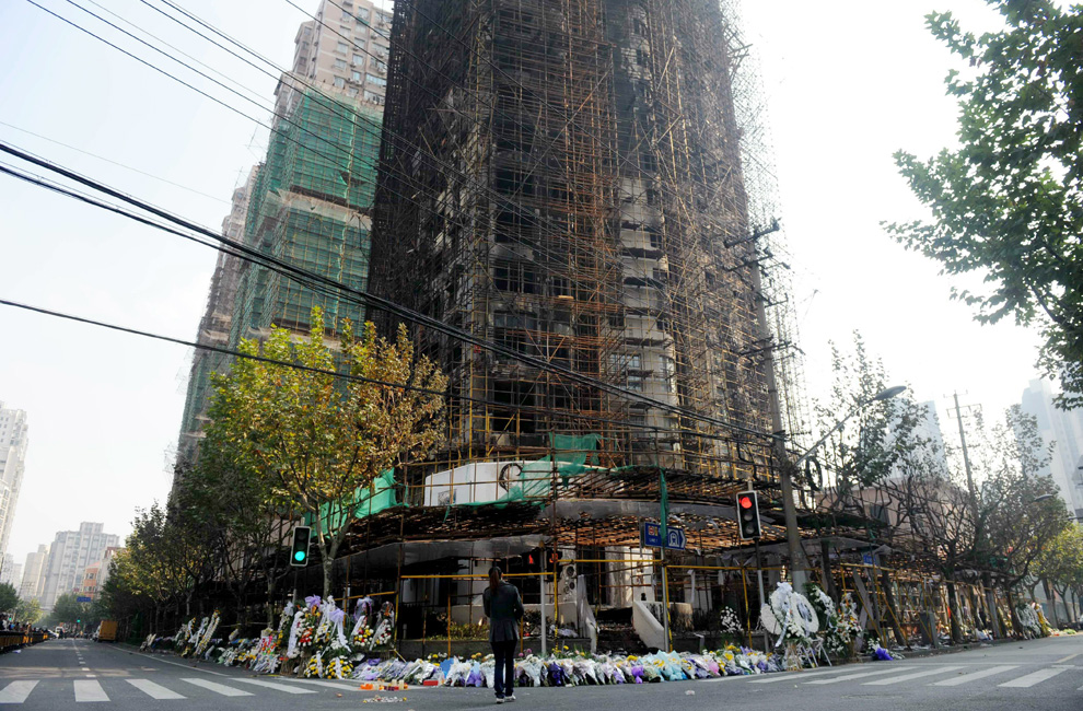  p data-id="gnsszsd3mo">2010年11月15日14时,上海余姚路胶州路一栋