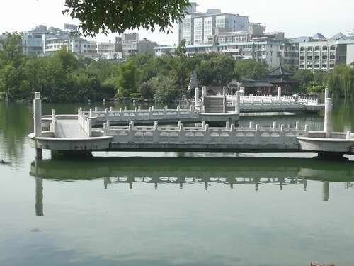  p data-id="gnx3a7zjxt">龙湖位于晋江市龙湖镇区西南约3公里泉围