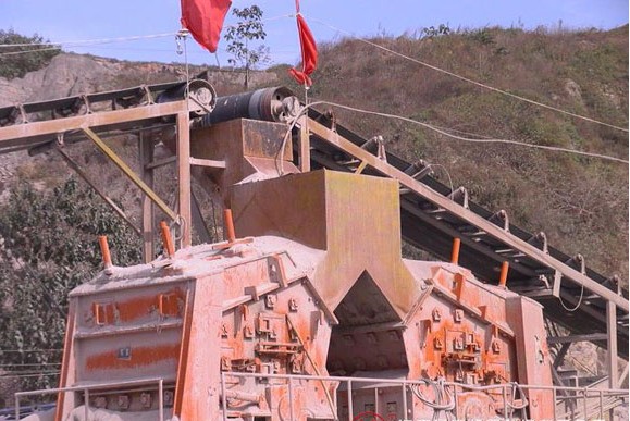 石头破碎机是矿山机械中必备的 a target="_blank" href="/item/设备