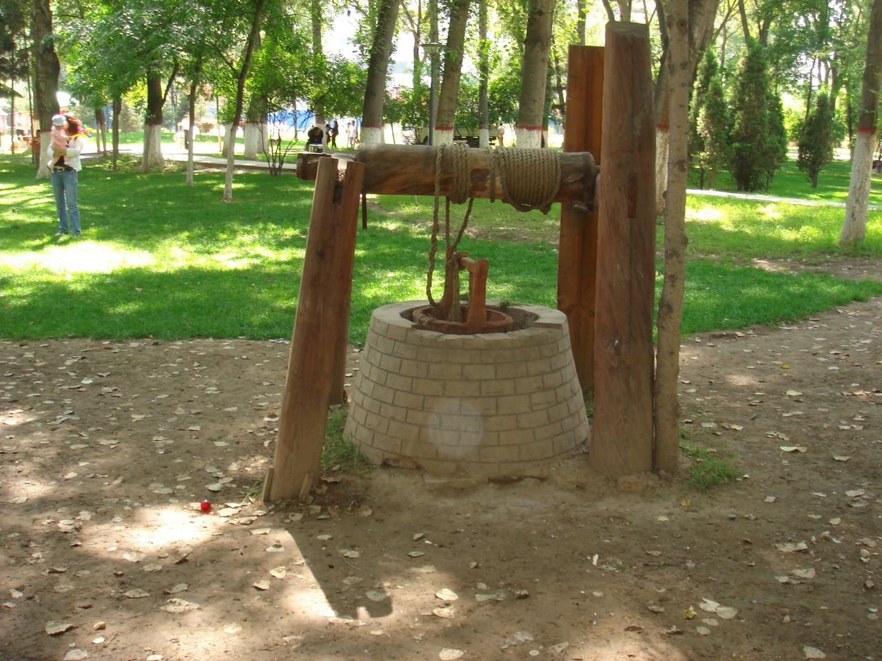  p>手摇井,俗称摇水井,是一种中国古代传统的机械.主要用于供水. /p>