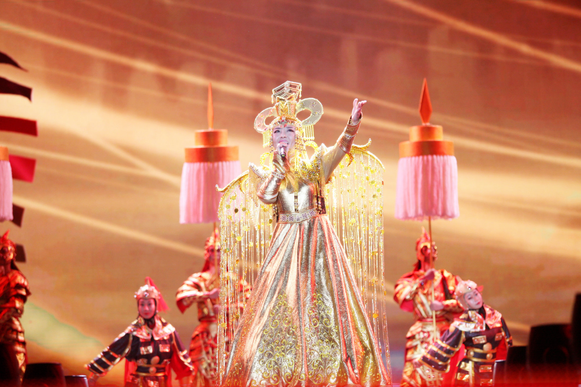  p>格格,原名蒙克其其格,8月1日出生于内蒙古乌兰布统大草原, a