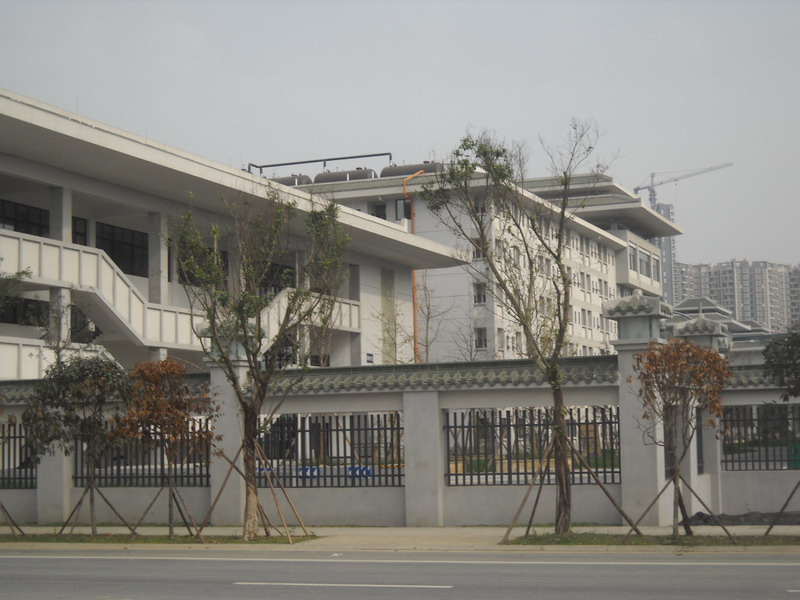  p>成都市石室联合中学(西区)位于城西二环路内侧石人小区文苑路1号