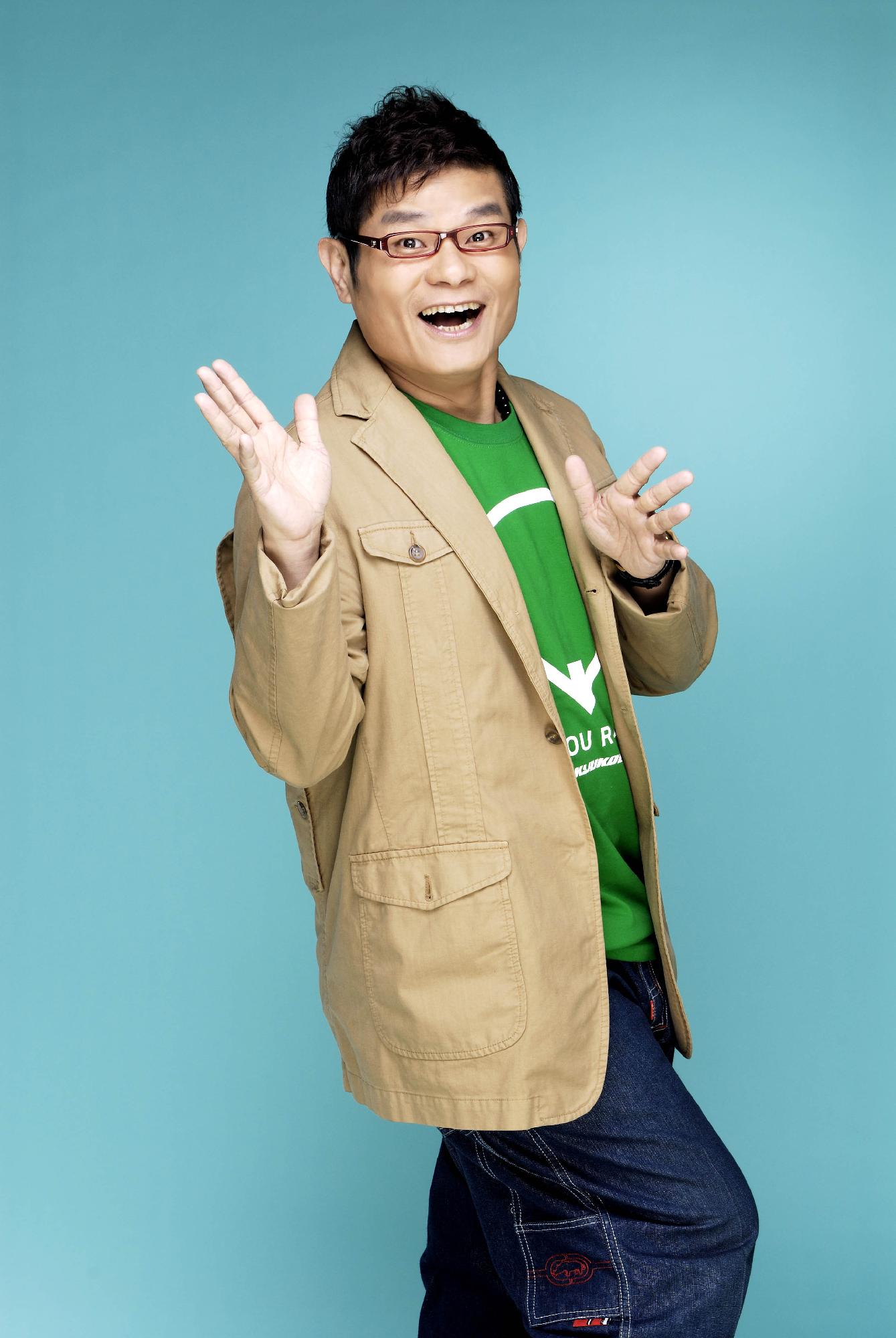  p>许效舜,1962年7月19日出生,中国台湾著名男演员,搞笑谐星,主持人.