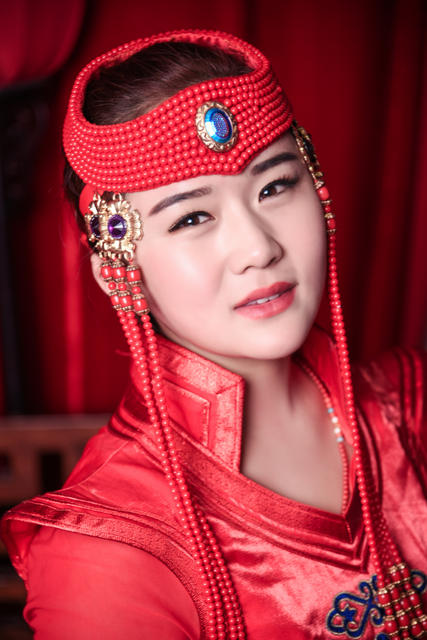  p>塔娜,1995年12月24日出生于出生于内蒙古兴安盟科尔沁,内地女歌手.