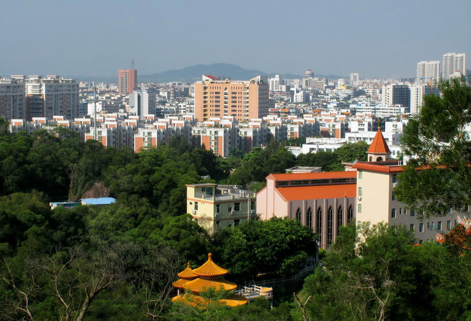 位于潮阳市县城,东倚东山,南濒龟头海新河,西靠西山,北接牛田洋,是