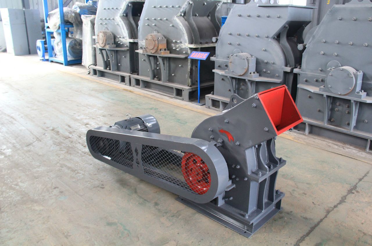  p>小型锤式破碎机又叫碎石机,小型锤式破碎机的主要工作部件为带有