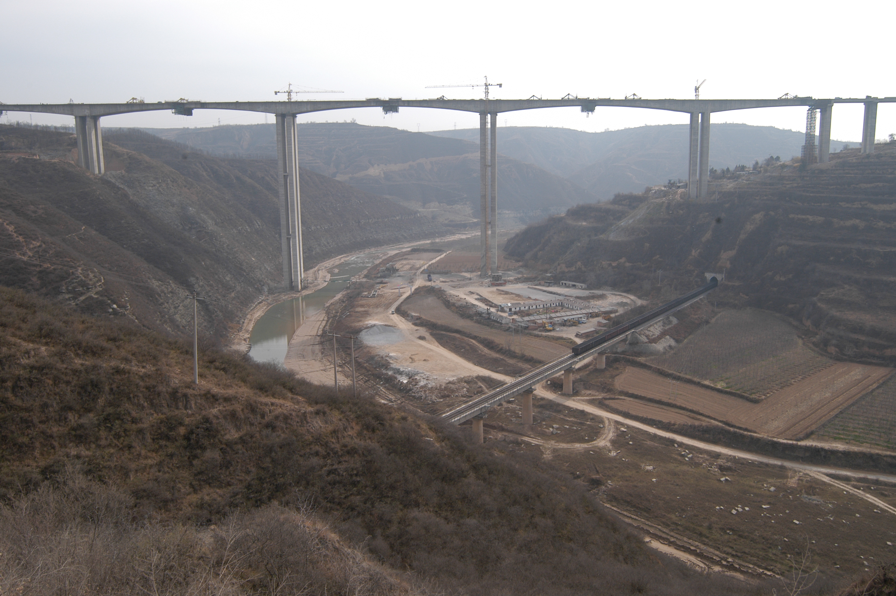  p>洛河大桥是黄延高速公路全线的控制性和标志性工程之一.