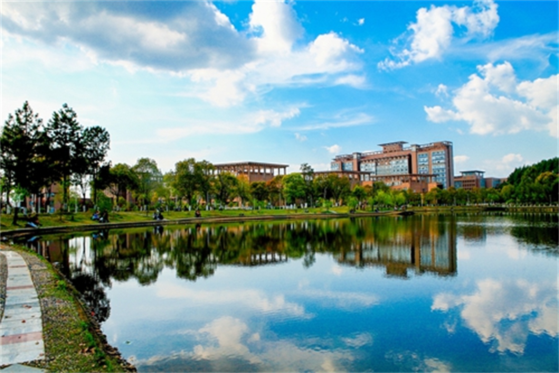  p>景德镇陶瓷大学是多科性高等学府,是中西部高校基础能力建设工程