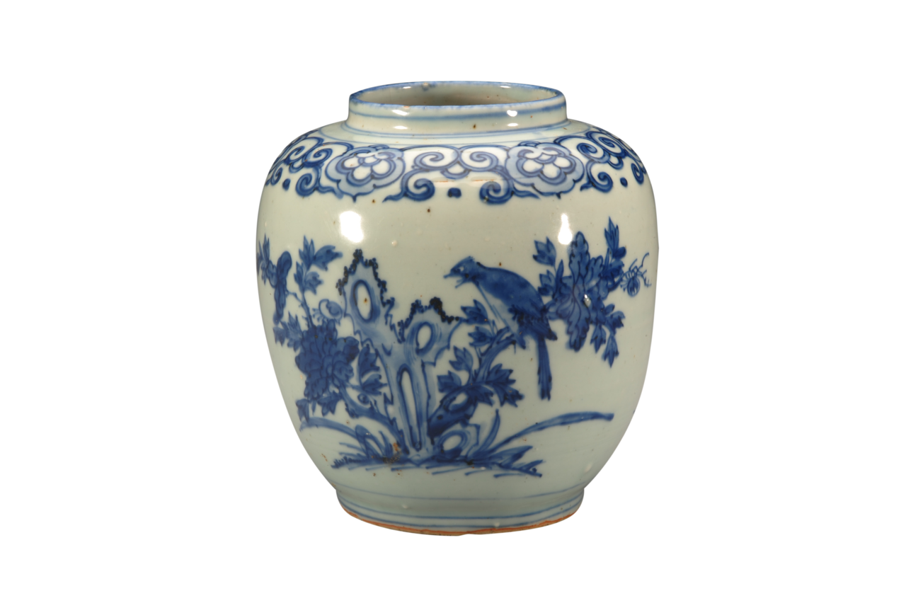  p>明山石喜鹊登枝青花瓷罐为明代文物.高17,口径8.6,底径9.8厘米.