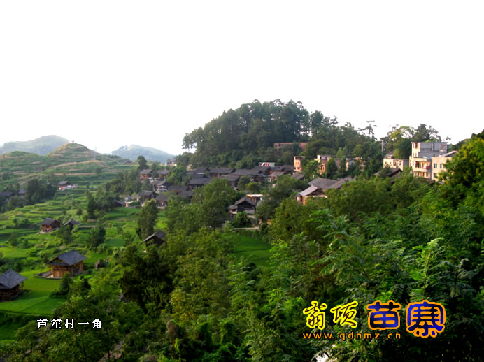  p>翁项苗寨位于凯里市旁海镇,距凯里市有约12公里(旁海镇与凯里市的1