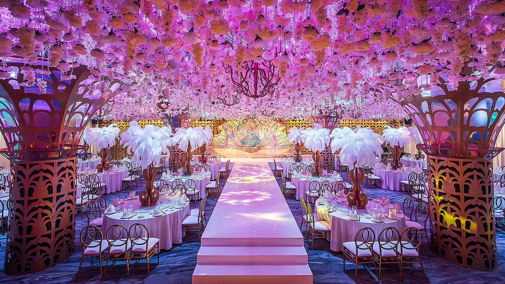  p>芭菲婚礼是芭菲盛宴环球餐饮集团旗下,是一个婚礼服务一站式婚礼