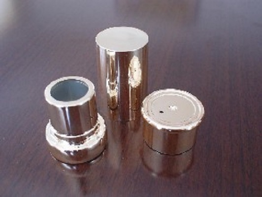 蒸发镀膜材料(或称膜料)并使之气化,粒子飞至基片表面凝聚成膜的工艺