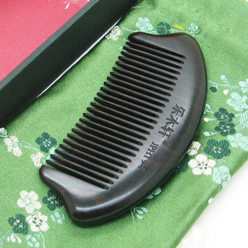  p>黑檀木梳即用黑檀木制作的梳子.