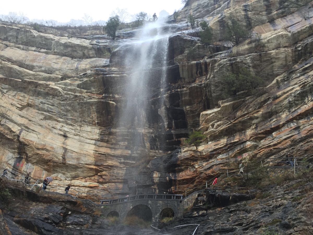 卢崖瀑布景区位于郑州市 a target="_blank" href="/item/登封市">