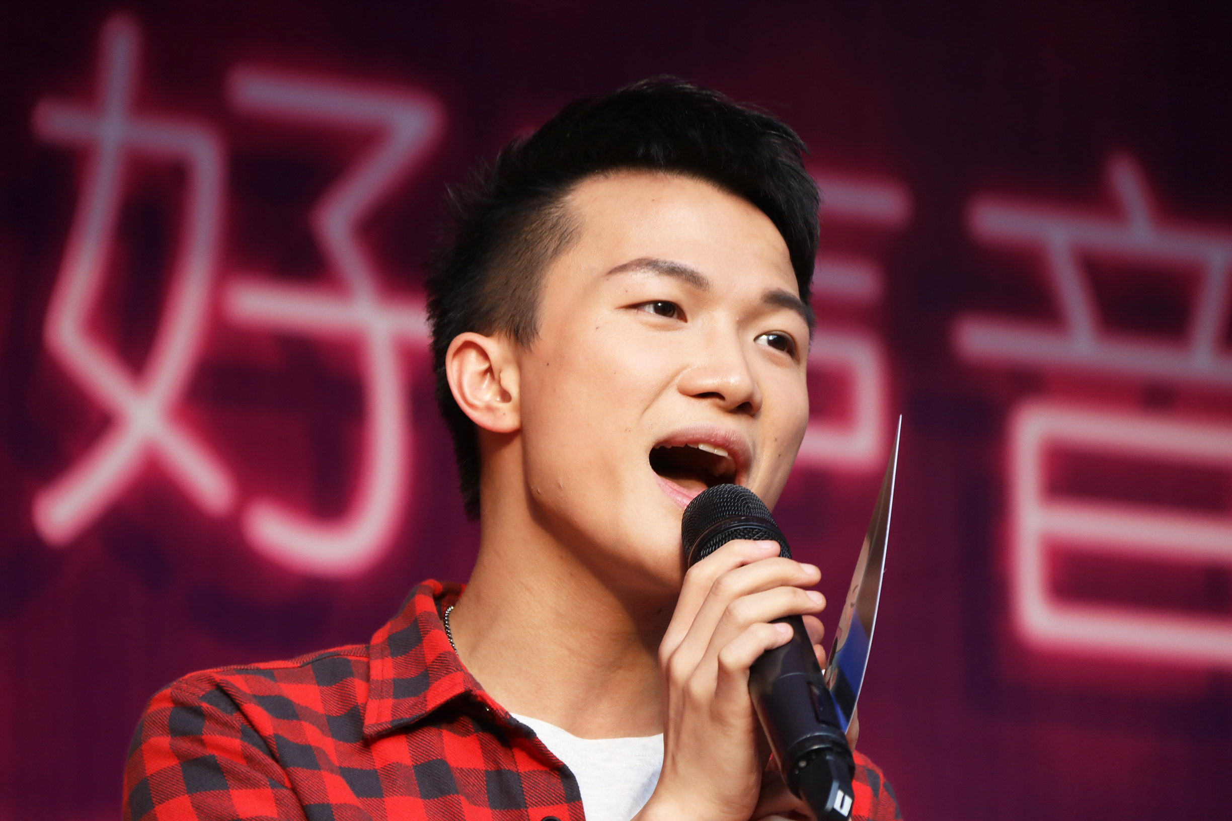  p>周深,1992年9月29日出生于湖南邵阳,长于贵州贵阳,中国内地男歌手