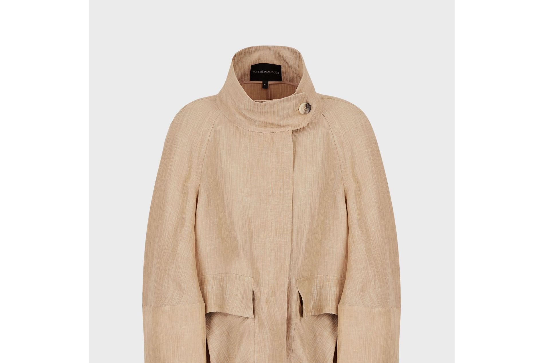  p>亚麻混纺短大衣是安普里奥·阿玛尼品牌旗下的一款产品. /p>