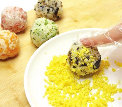  p>健康美味的营养彩色饭团是一道菜品,主料是白糯米,血糯米和黑米