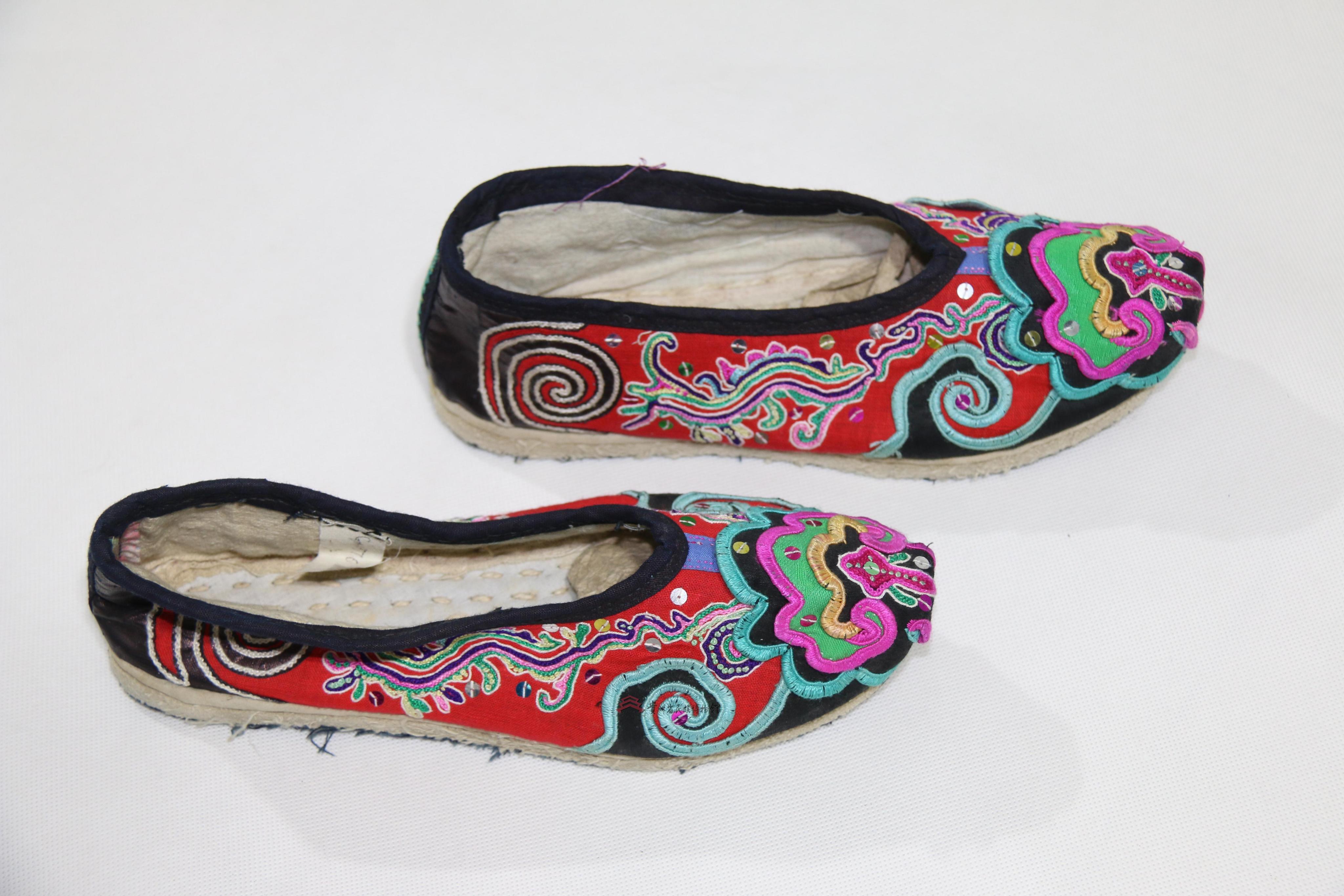 当代湖南侗族平绣龙纹布鞋