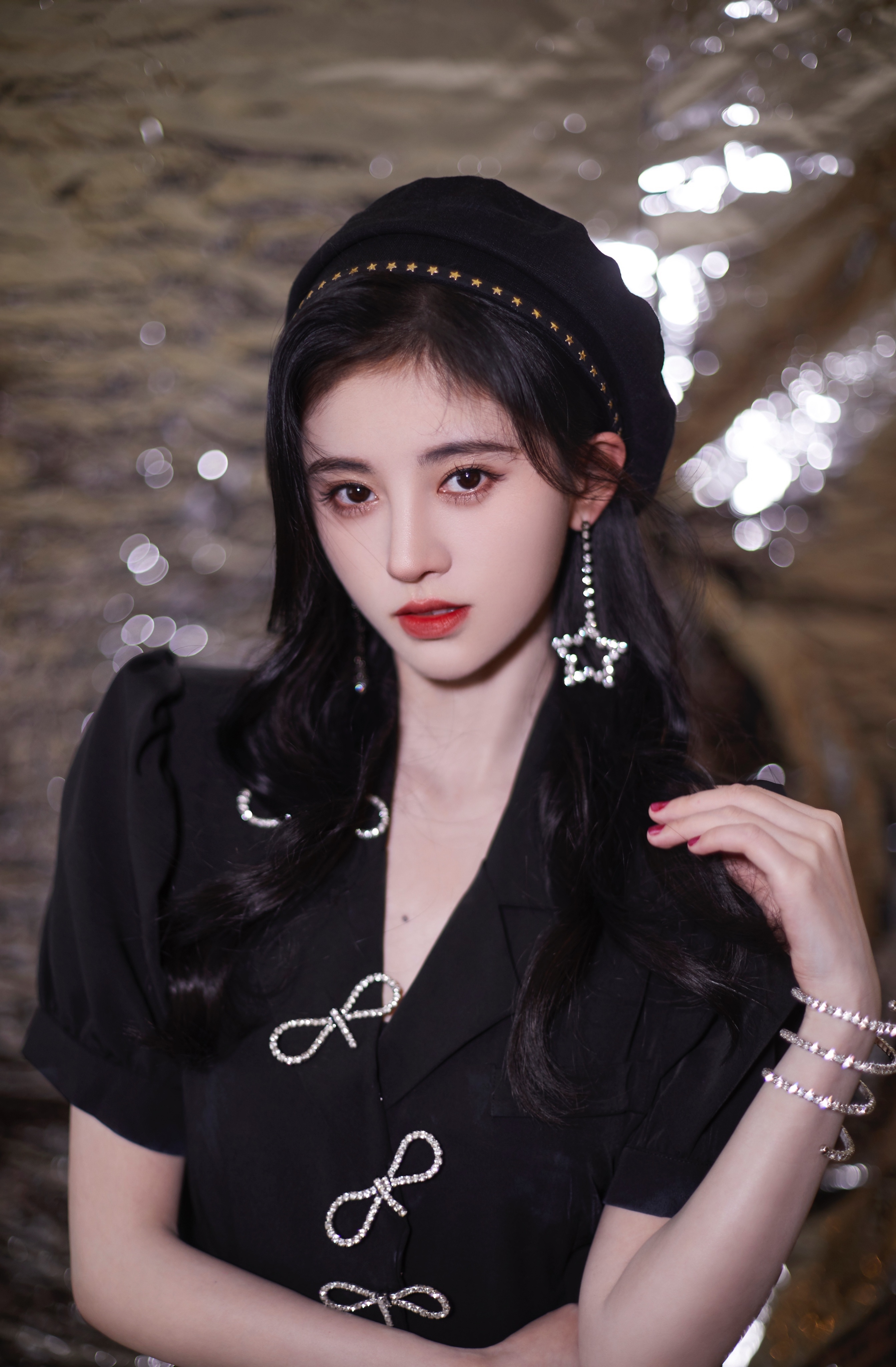  p>鞠婧祎(kiku),1994年6月18日出生于四川省遂宁市,中国内地影视女