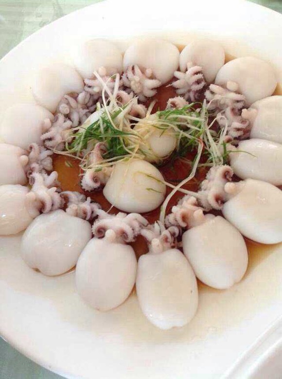  p>墨鱼仔里面全是鱼籽,清蒸一下,是很有营养的. /p>