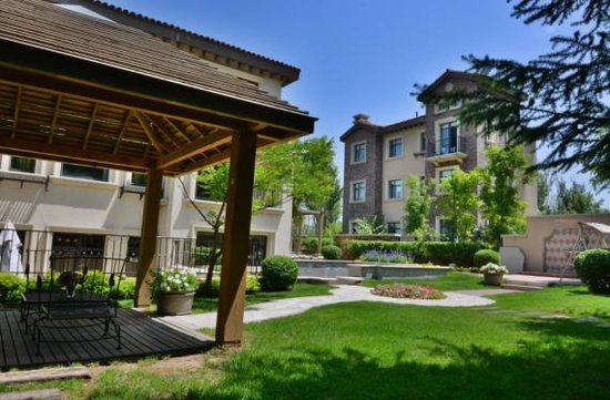 项目位于风景秀丽的棋盘山中央别墅区的核心