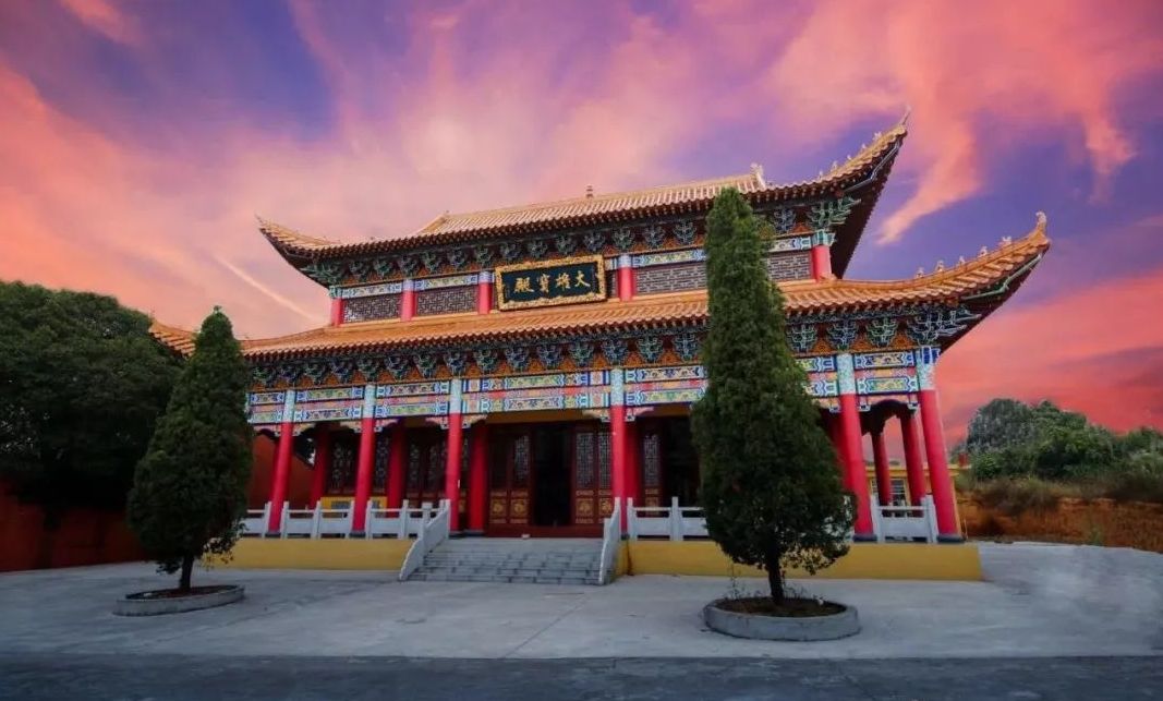  p>黄龙寺,有着八百多年的历史,位于云南省红河州建水城西12公里的绍