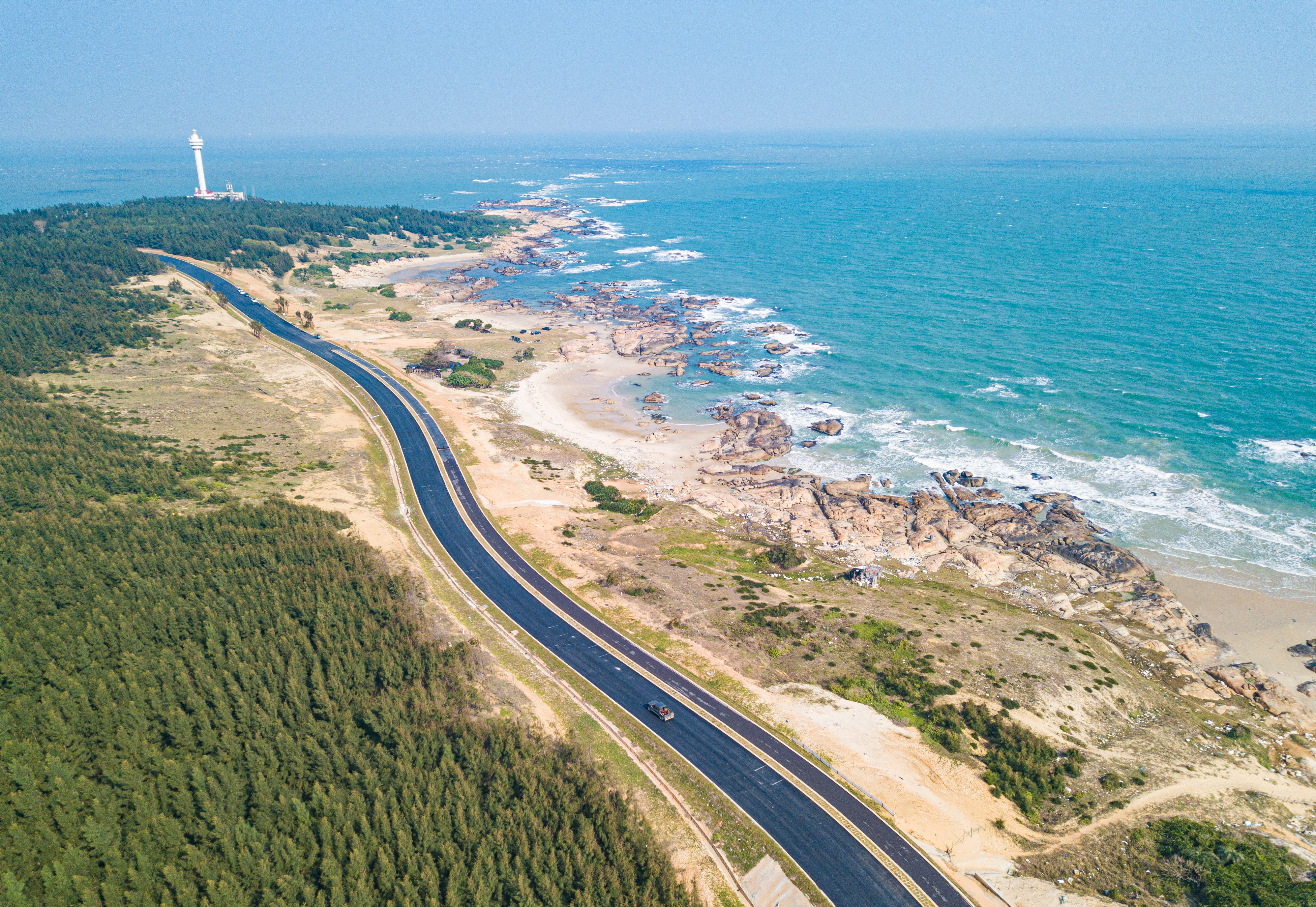  p data-id="gnwm6iewfo">海南环岛旅游公路位于环海南岛沿海,主线