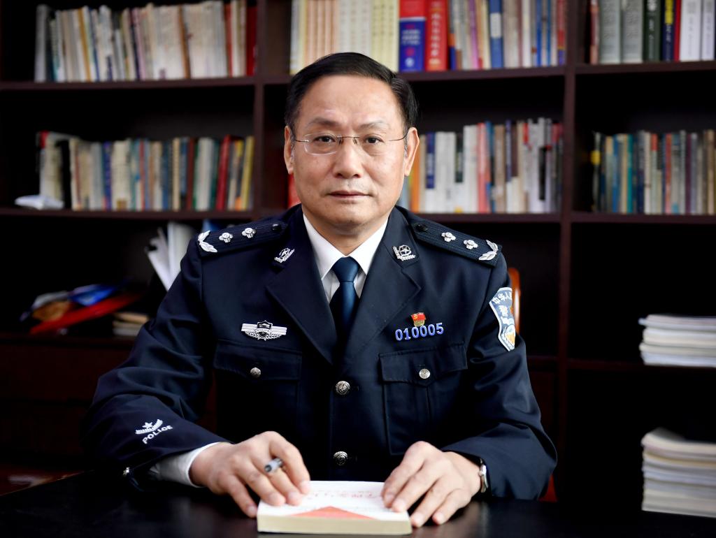 中共党员,1962年10月出生,教授,硕士研究生导师,专业技术二级警监