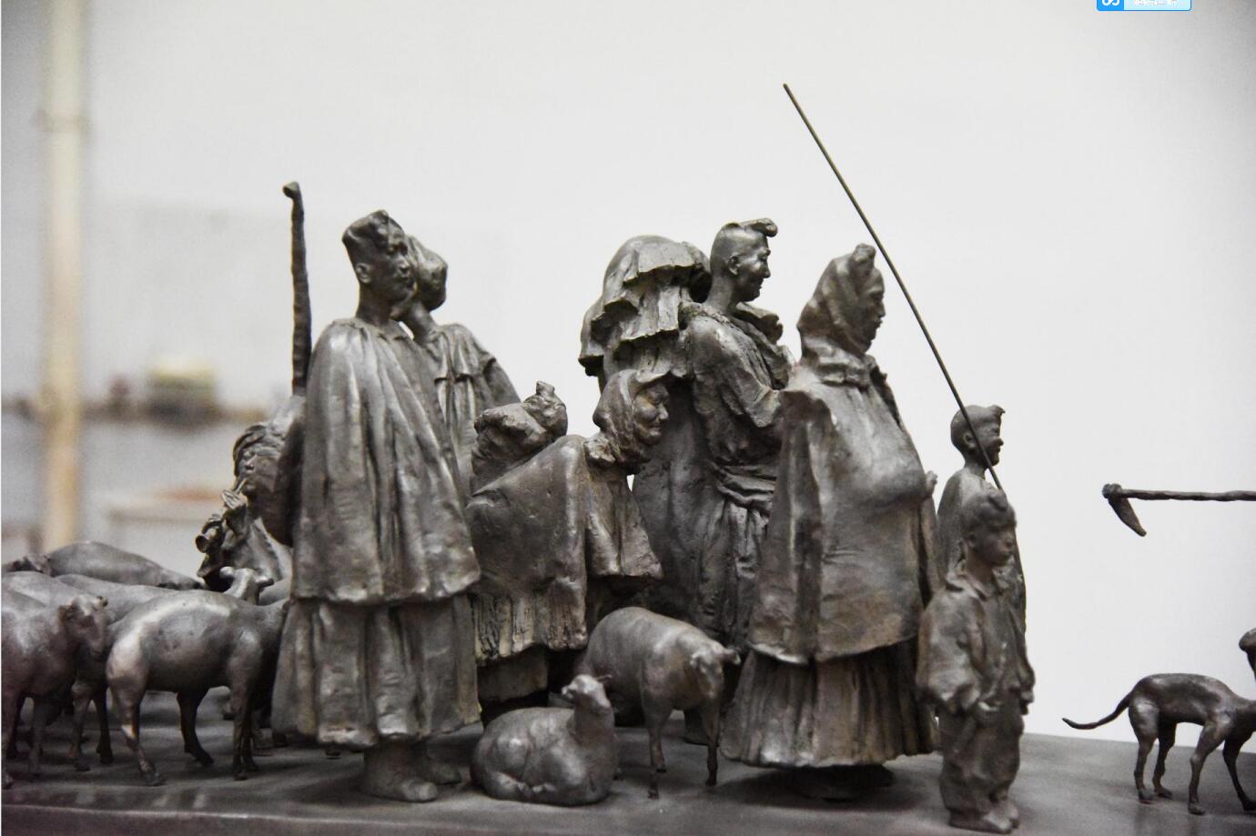 是以我国彝族人群生活中的日常人文景观为题材的系列雕塑作品,力图