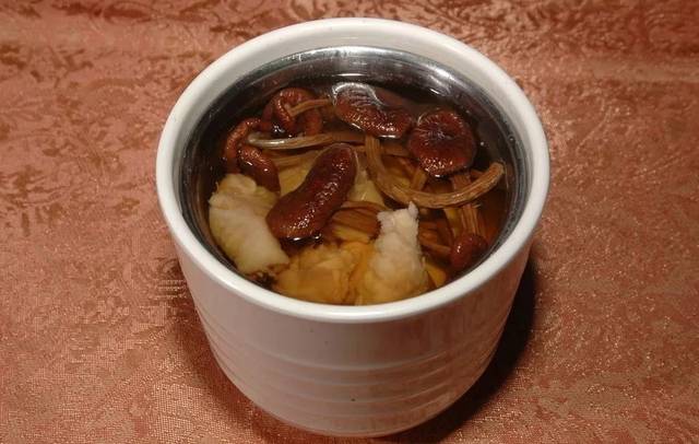 无花果茶树菇山鸡汤
