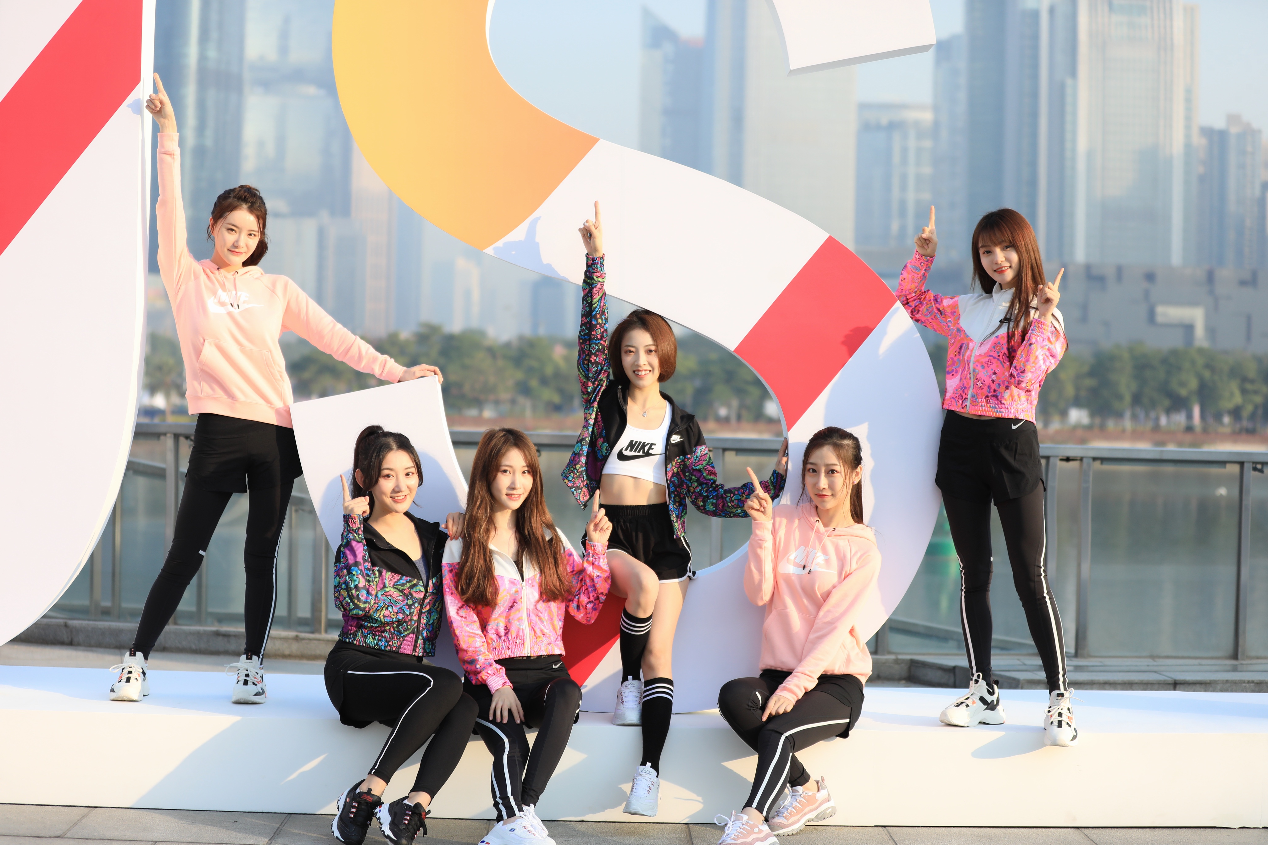 g是由齐鼓文化基于互联网全民造星平台新模式,推出的"亚洲首个电子