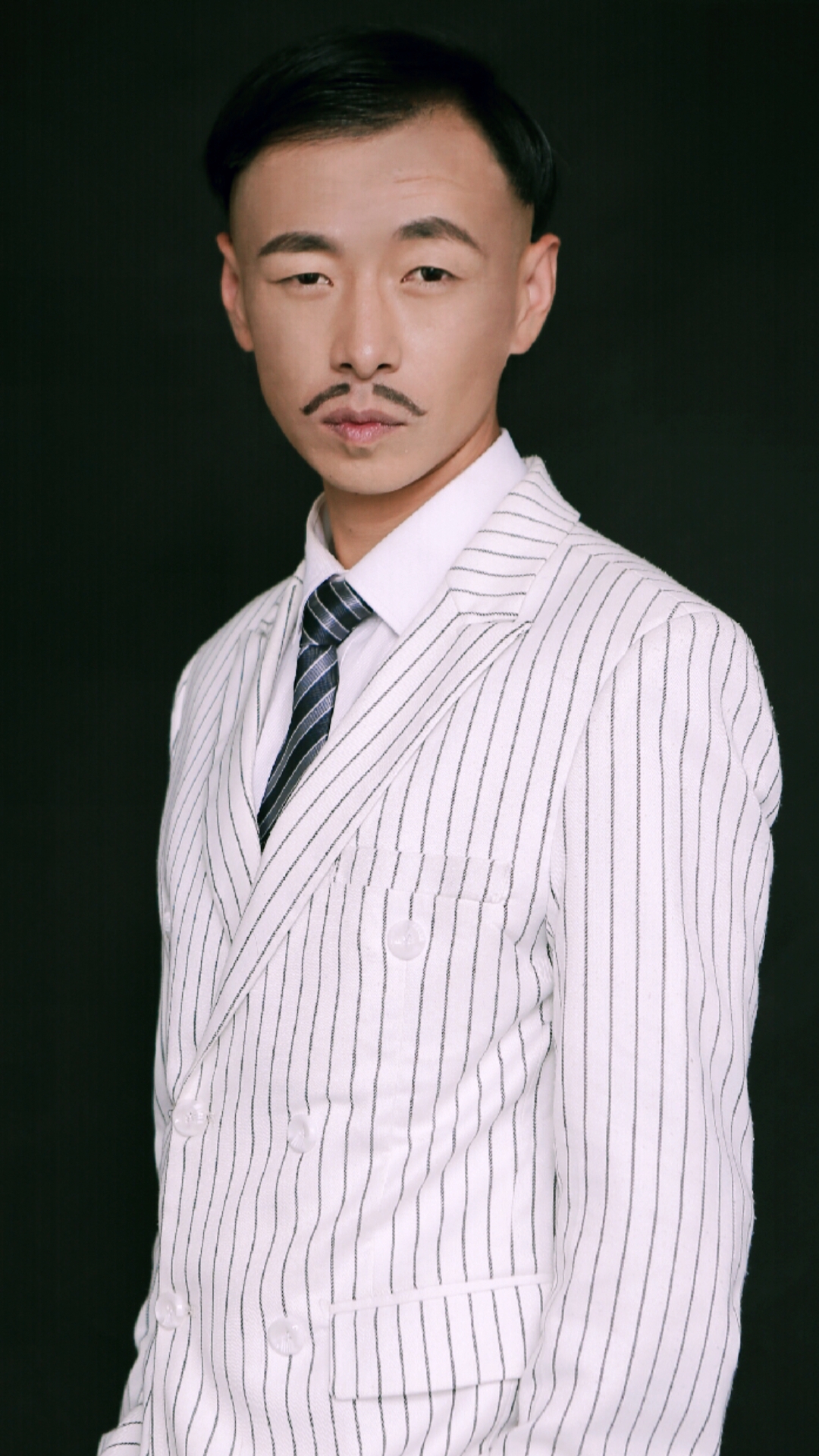  p data-id="gnaz4apr0l">刘占奎,1988年出生于河北省唐山市,毕业于