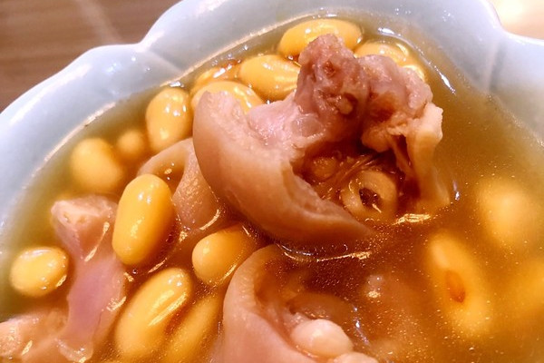 黄豆花生猪蹄汤